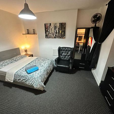 Whitechapel Station Rooms R1 London Exteriör bild