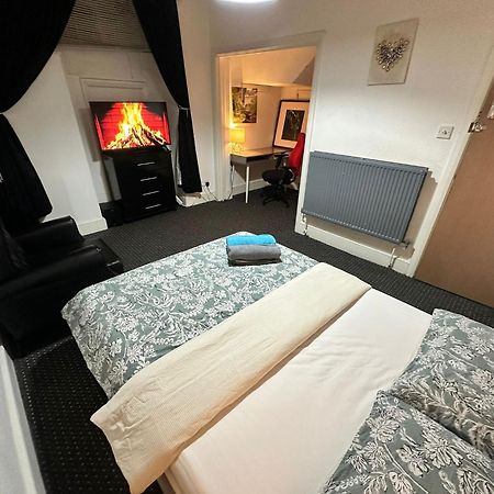 Whitechapel Station Rooms R1 London Exteriör bild