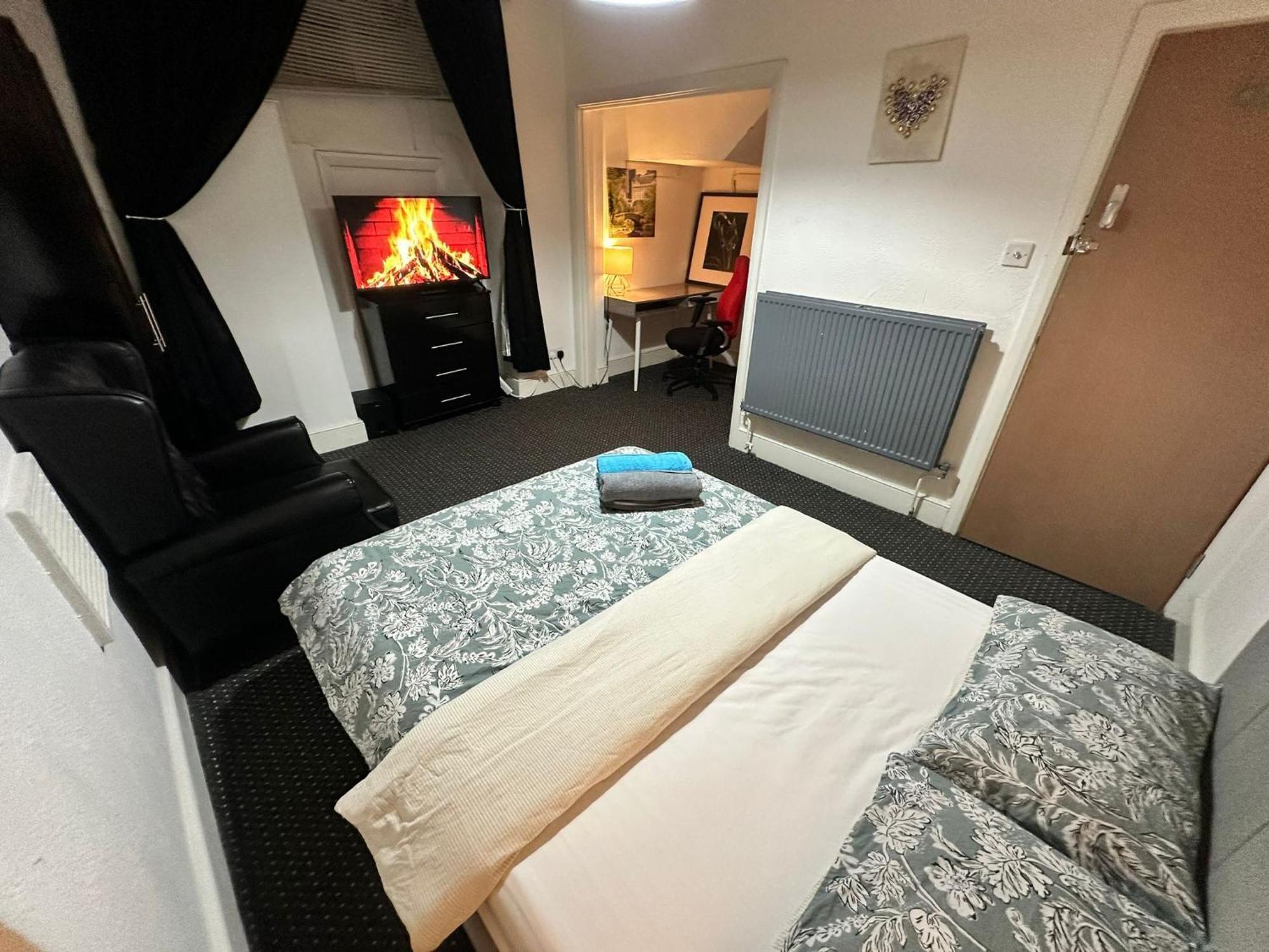 Whitechapel Station Rooms R1 London Exteriör bild