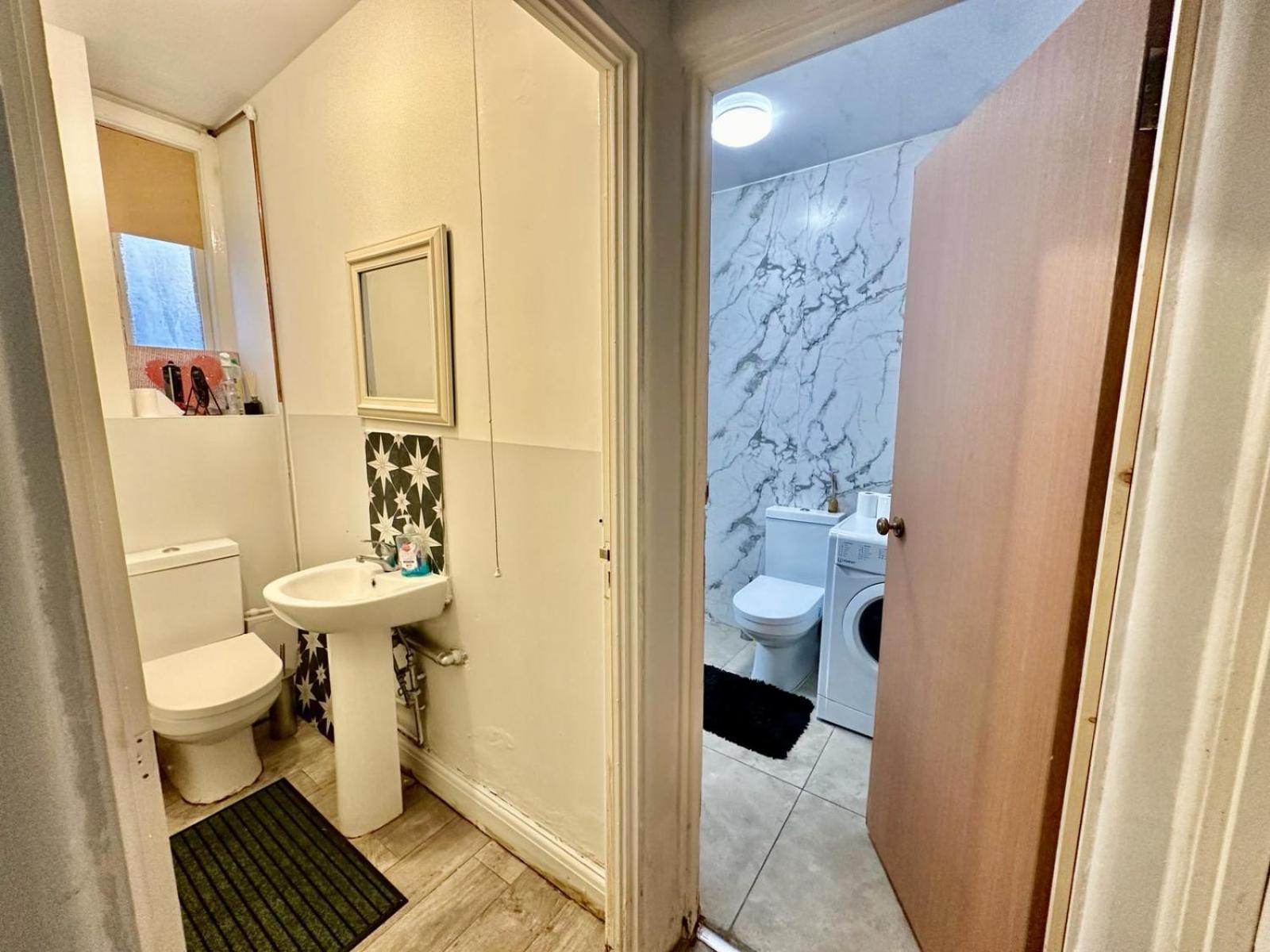 Whitechapel Station Rooms R1 London Exteriör bild