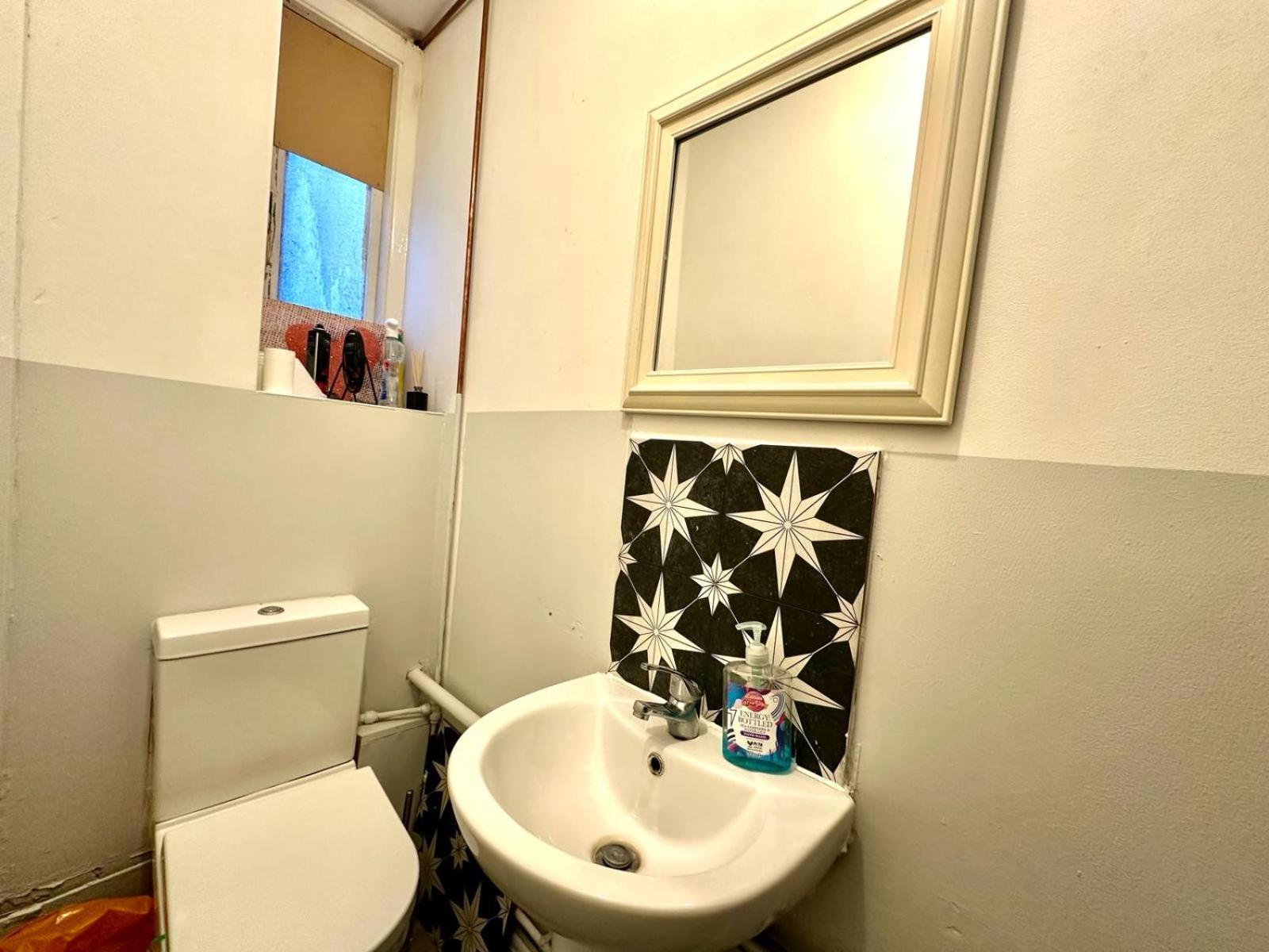 Whitechapel Station Rooms R1 London Exteriör bild