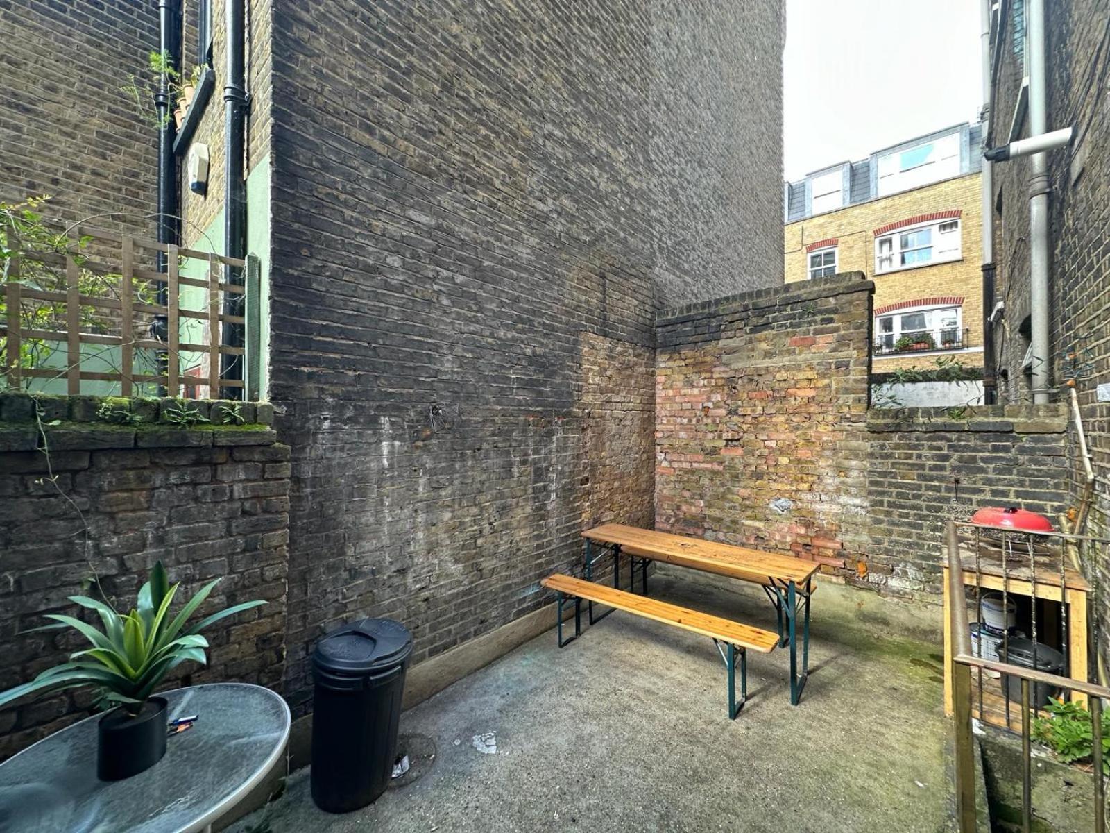 Whitechapel Station Rooms R1 London Exteriör bild